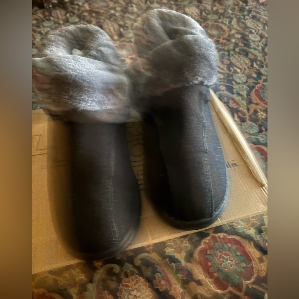 NWT Black Item Diebetic Shoes.  Faux fur lined. Comfy